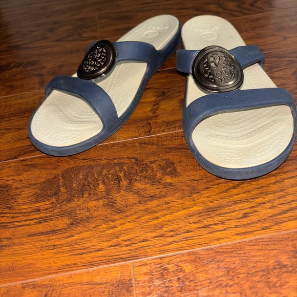 CROCS Sanrah Silver Circle Medallion Ring Sandals Navy Blue and Stucco Size 9 - Picture 6 of 7